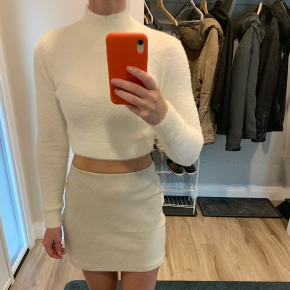 Aritzia Tops - Sunday Best Kitten Crop Long Sleeve